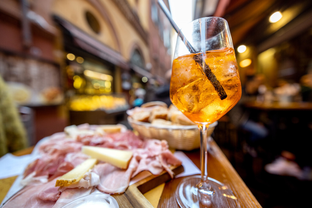 Apéritif et charcuterie sur table.