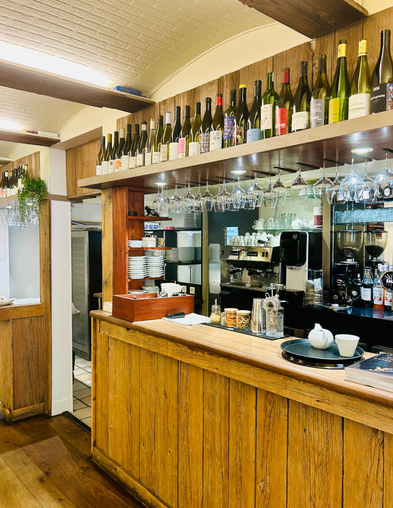 Bar avec bouteilles de vin