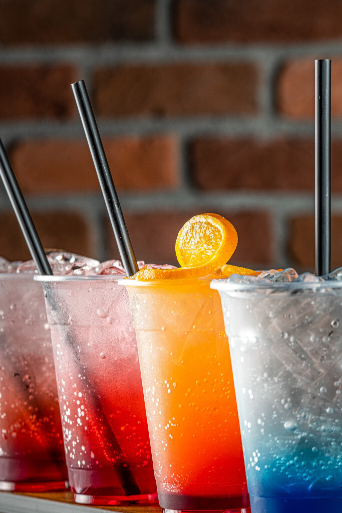 Boissons colorées avec glaçons et orange