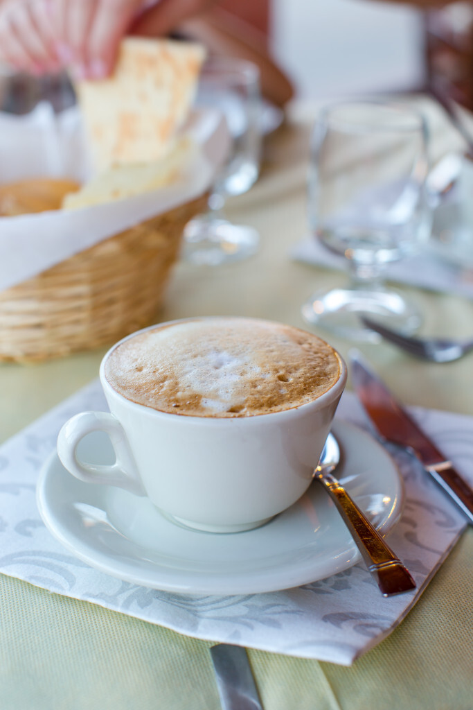 Tasse de café cappuccino sur table