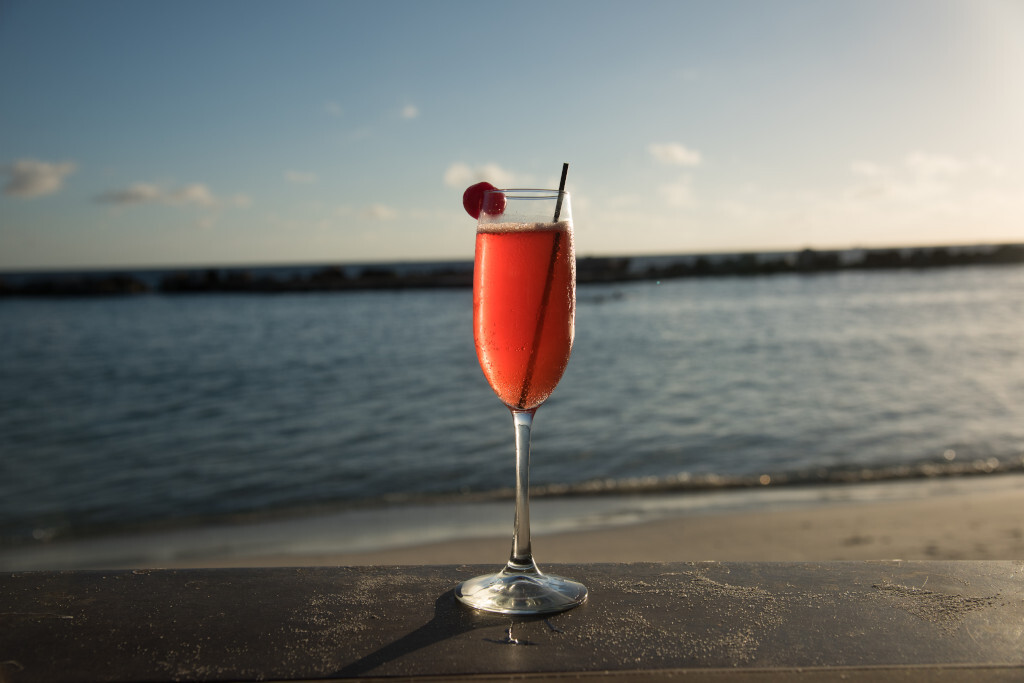 Verre de cocktail au coucher du soleil