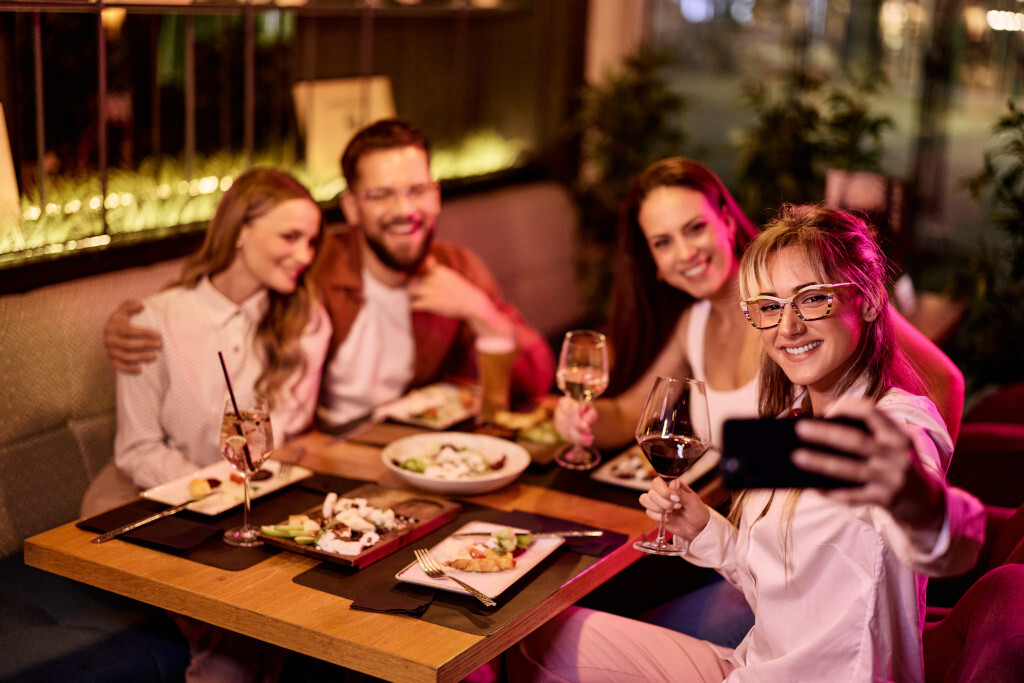 Amis prenant un selfie au restaurant