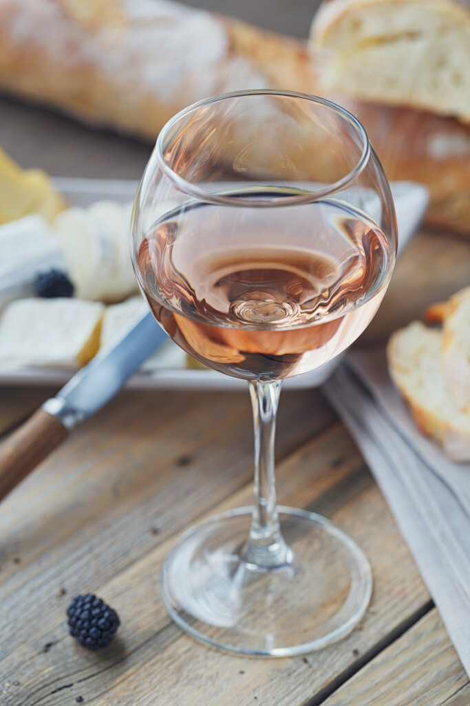 Verre de rosé et pain