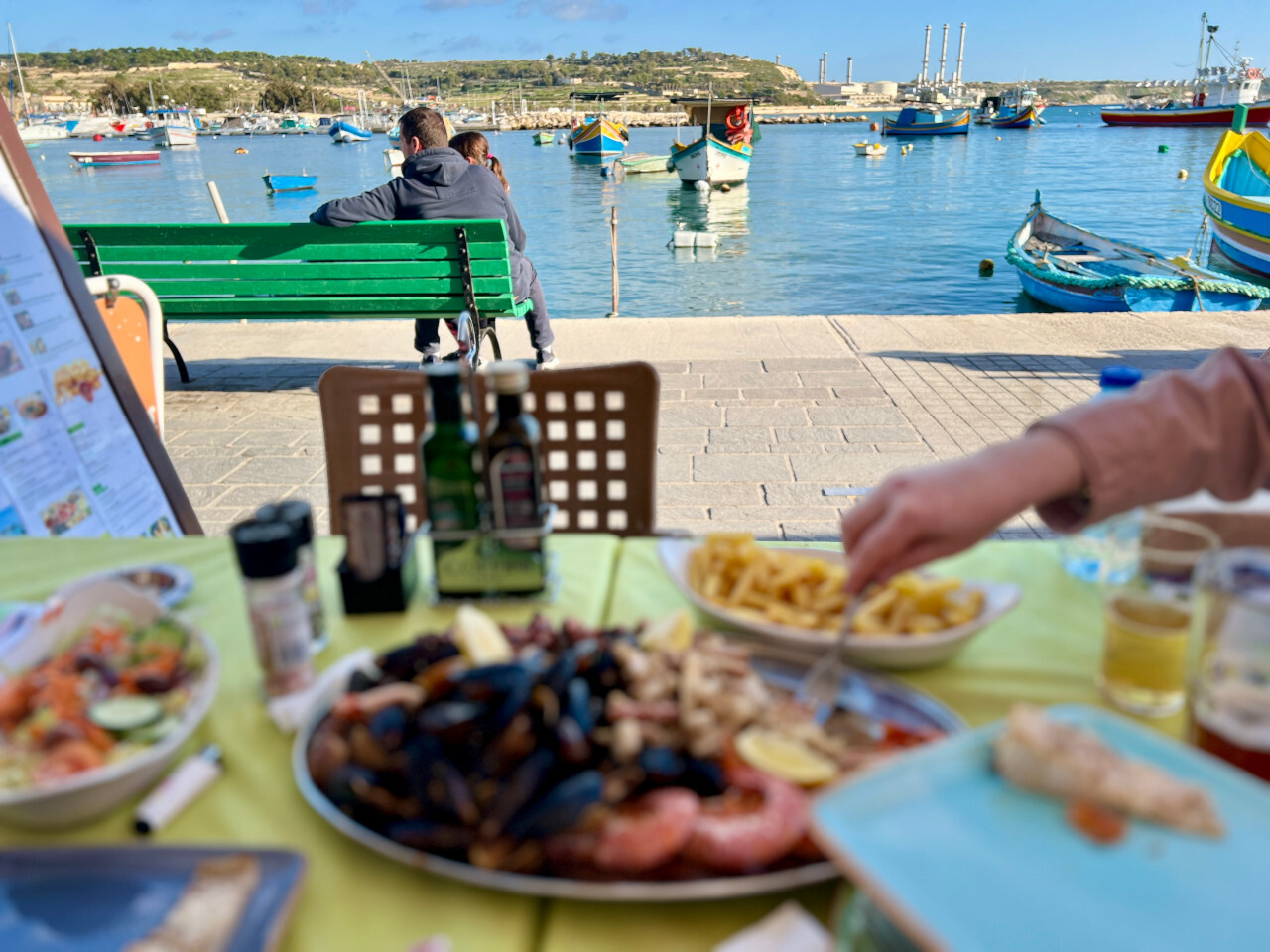 Repas devant le port