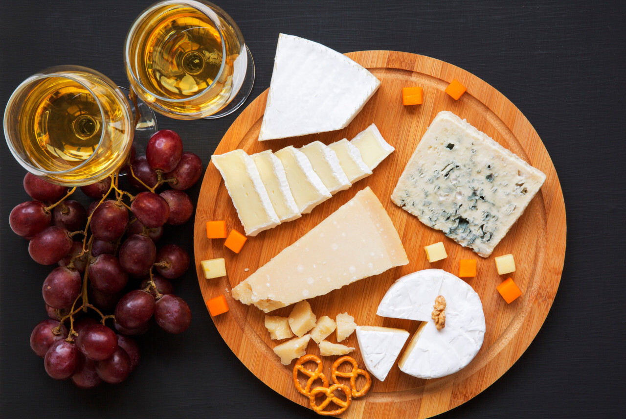Planche de fromages et vin