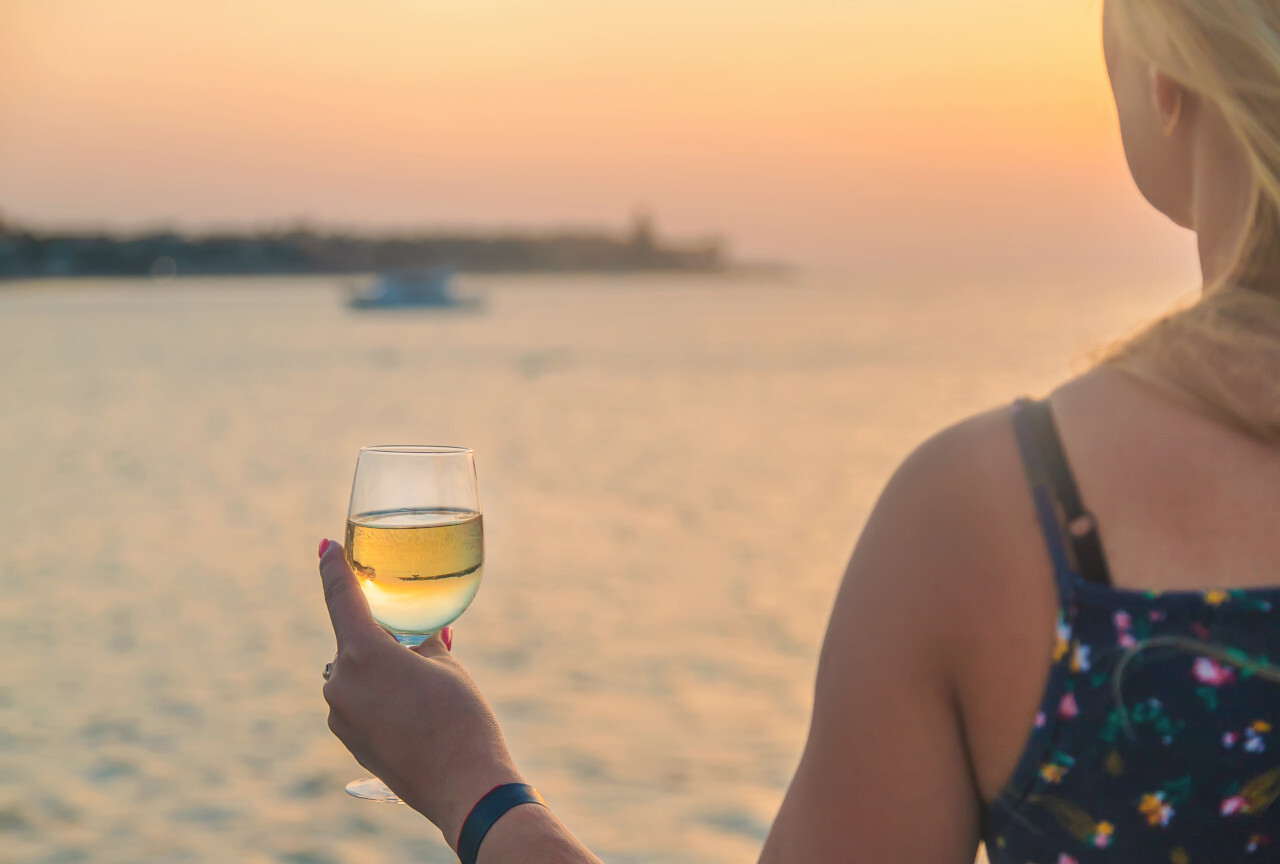 Verre de vin au coucher du soleil