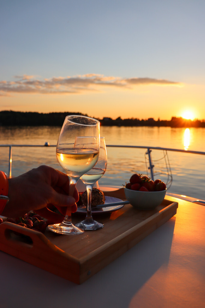 Vins et couchers de soleil sur bateau