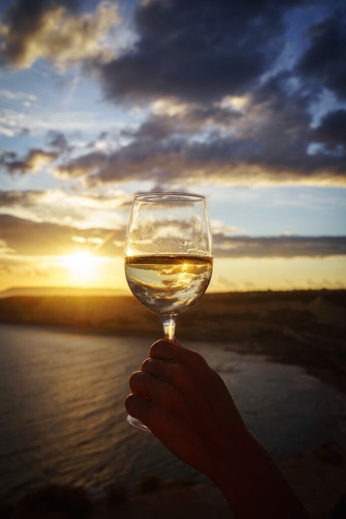 Verre de vin au coucher du soleil