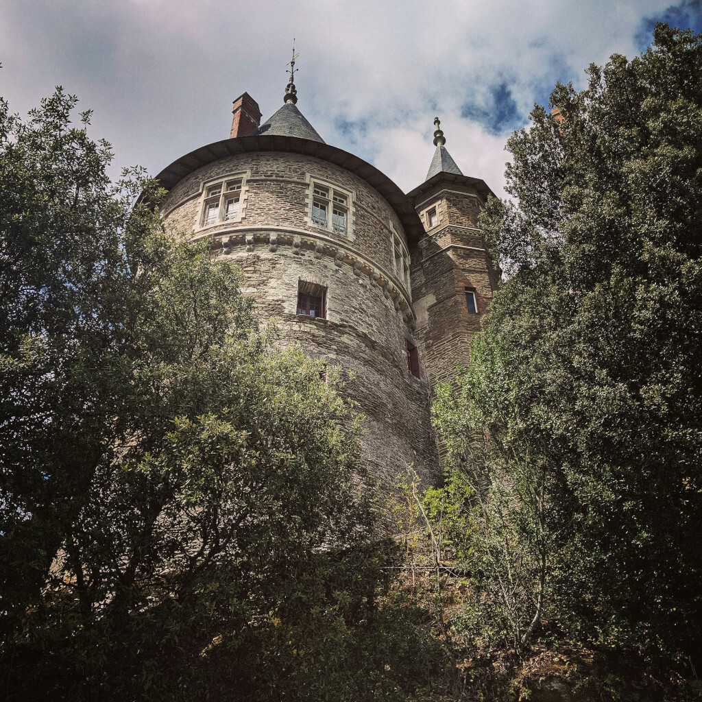 Château médiéval par temps nuageux