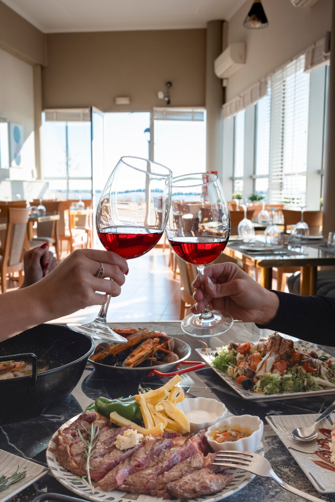 Toast de vin rouge au restaurant
