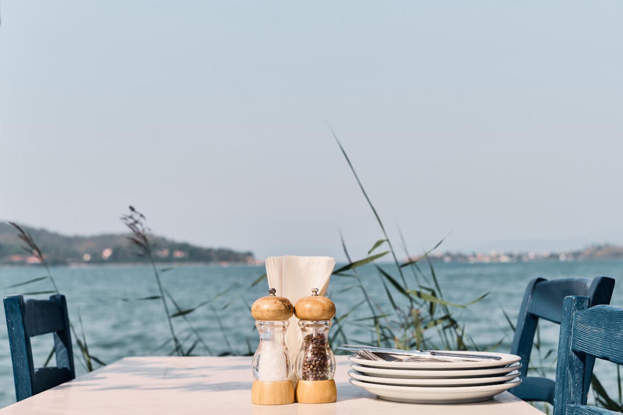 Table au bord de l'eau.
