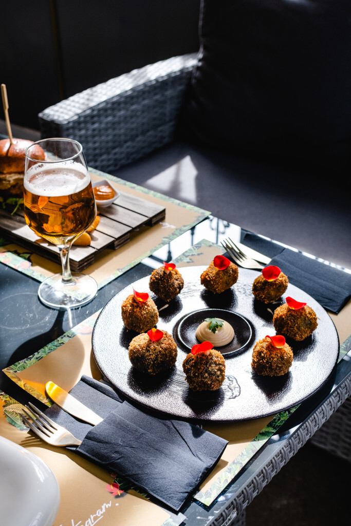 Arancini et bière sur table