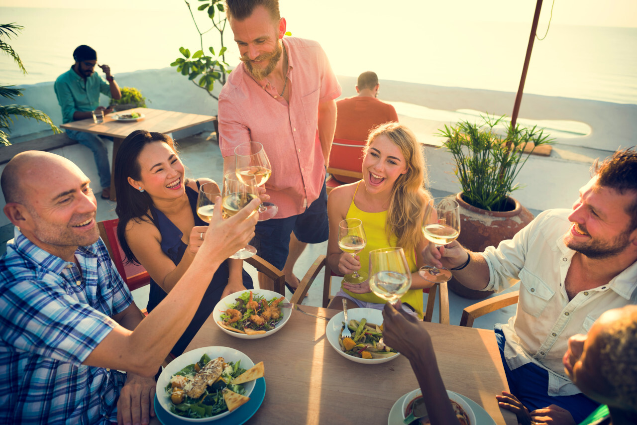 Amis trinquent avec du vin