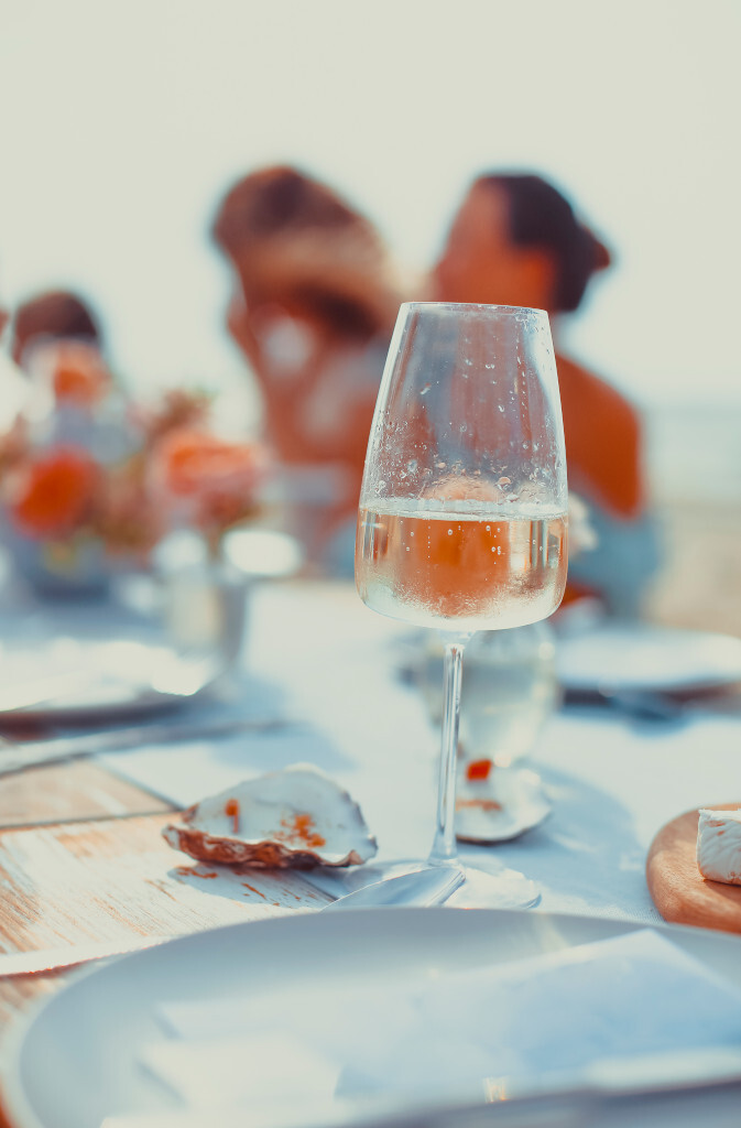 Verre de vin pétillant et huîtres
