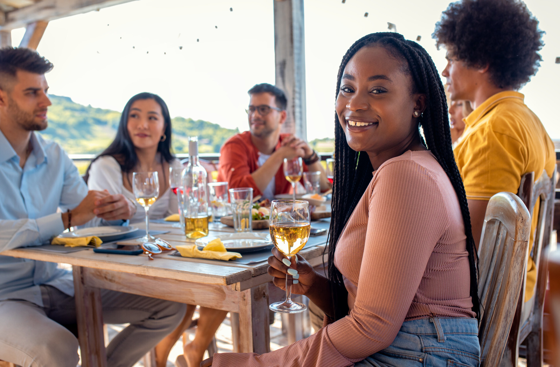 Gens heureux à dîner dehors