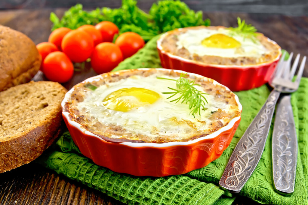 Œufs cocotte aux tomates et pain