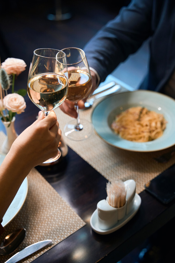 Verres de vin blanc et pâtes