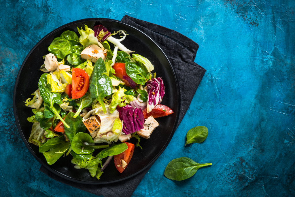 Salade fraîche avec poulet