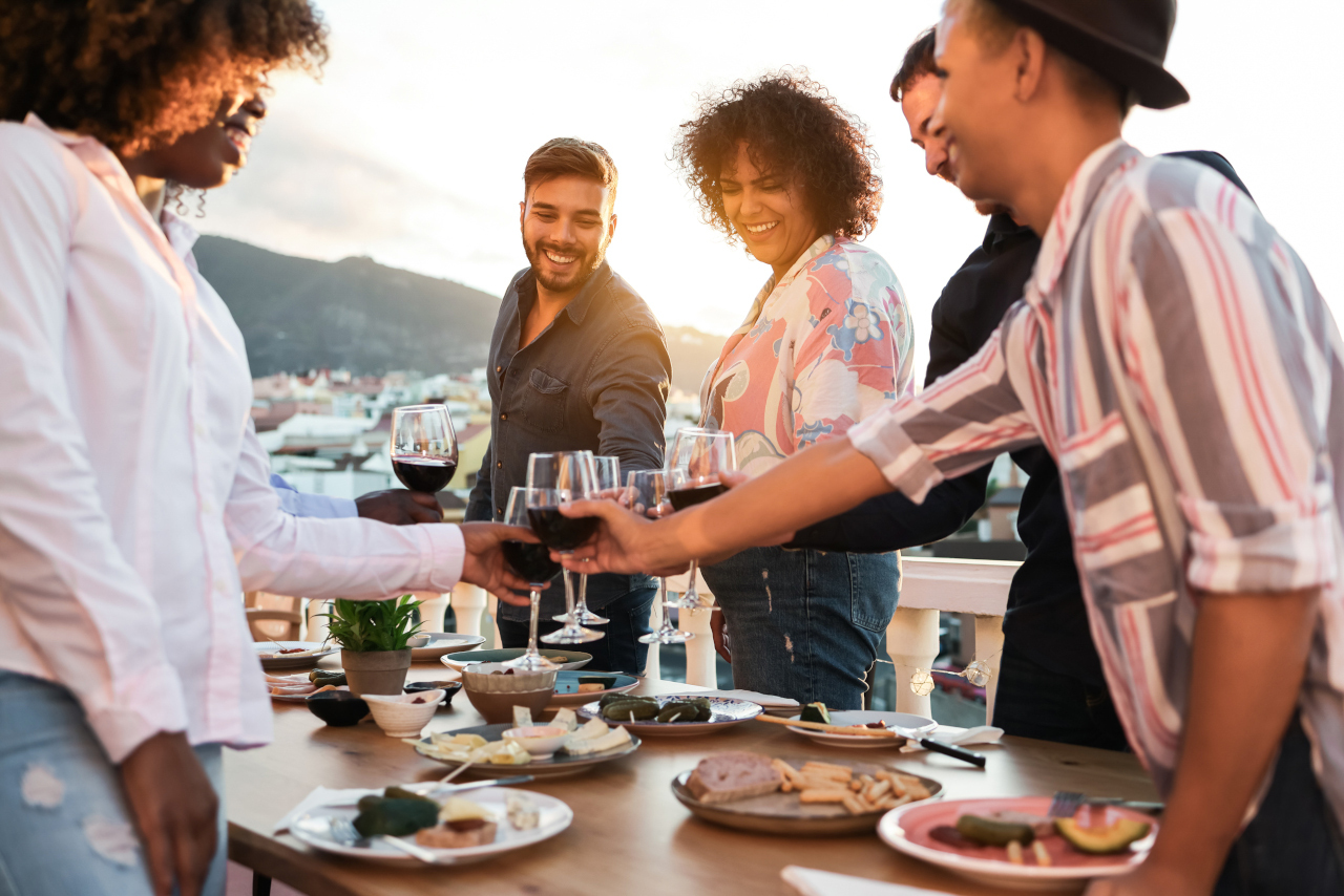 Fête avec des amis, vin rouge
