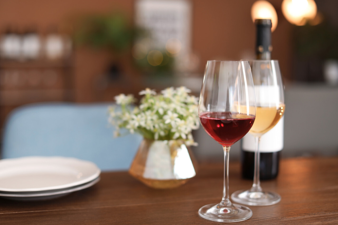 Verres de vin rouge et blanc