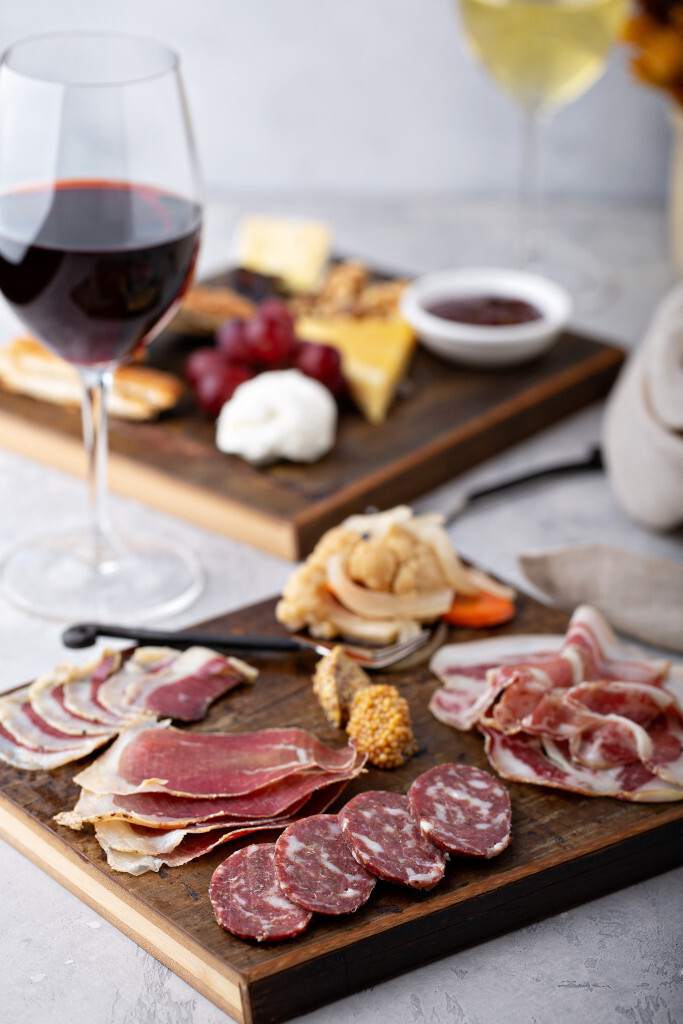 Plateau de charcuterie et vin