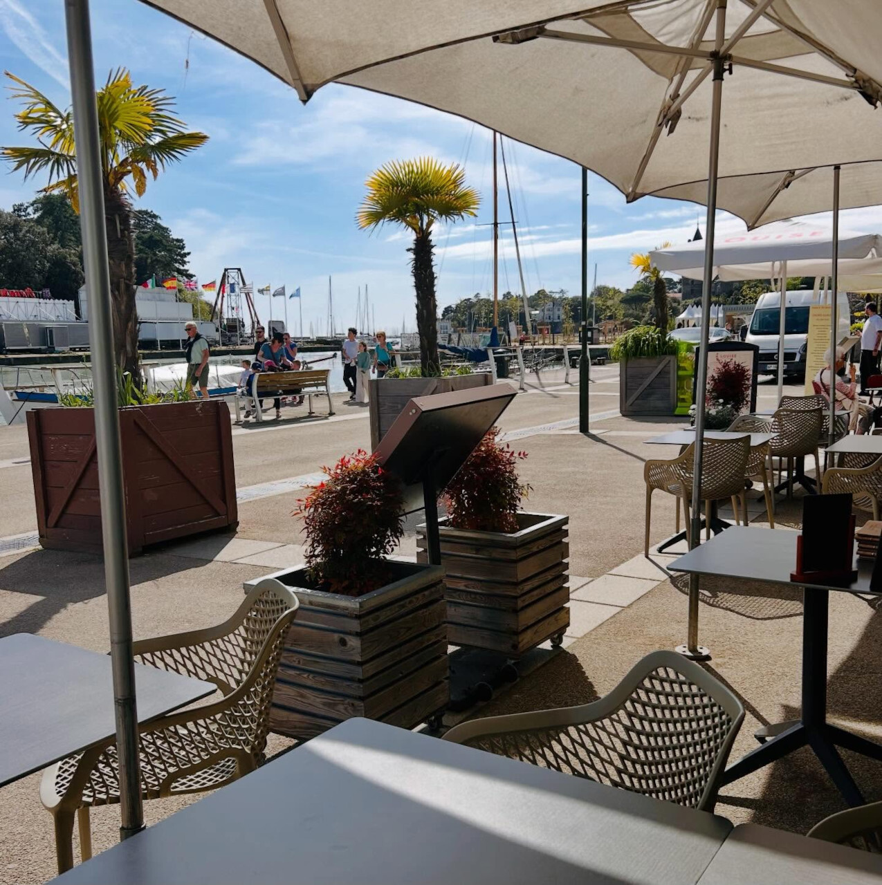Terrasse avec vue sur le port